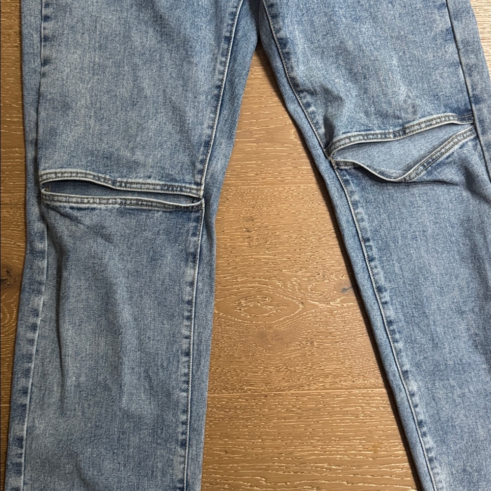 Forever 21 Light Wash Straight Leg Jeans Cut Out Knee Distressed Size 26 - Picture 4 of 6